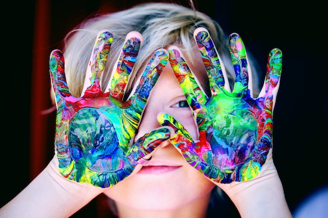  Kid with colorful hands